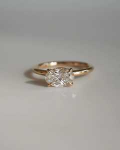 Bague de fiançailles solitaire en diamant de glace pilée de 1.01 ct coupe ovale D couleur Art déco certifiée GRA pour femme - Product Image 1