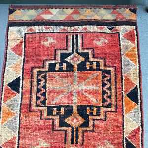 พรมวิ่งสไตล์ตุรกีโบราณ ขนาด 2.9x11.7 ฟุต พรมขนสัตว์สีแดง - Product Image 2