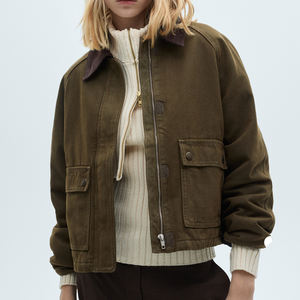 Veste décontractée pour femme en vert olive, style moderne avec fermeture éclair, style de vêtement de travail, avec col contrasté pour un look élégant au quotidien et urbain - Product Image 2