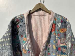 Venta al por mayor lote indio hecho a mano Patchwork algodón Kantha chaqueta para mujer bata acolchada Chaqueta larga de invierno - Product Image 4
