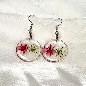 Boucles d'oreilles en résine époxy peintes à la main, motif floral, finition brillante, bijoux de mode pour femmes, boucles d'oreilles en résine - Product Image 1