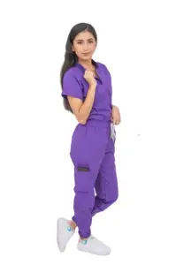 女性用外科用ジョガーパープルスクラブセット、半袖マオネックトップ、ジョガーパンツ (カスタム)
