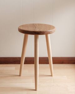 Hermoso taburete de madera con acabado natural para la decoración interior tradicional del hogar y el arreglo de muebles elegantes en la sala de estar - Product Image 2