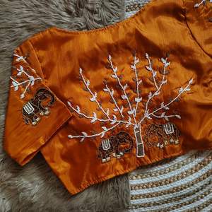 Choli de Seda Haka con Hermoso Trabajo Artesanal en Mangas y Espalda - Product Image 2