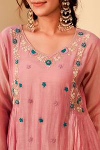 Ensemble Kurti et pantalon traditionnel moderne pour femmes, vêtements ethniques de haute qualité, OEM et vente en gros, meilleur prix - Product Image 5