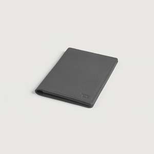 Cartera de Viaje Casual Bernardi Gris de Cuero Genuino con RFID, Tarjetero Antirrobo Hecho a Mano, Cierre Plegable Corto, Patrón con Logotipo - Product Image 3