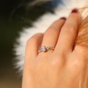 Bague de fiançailles Moissanite coupe ovale 8x6mm avec marquise et pierres latérales rondes | Bijoux fins de mariage de mariée - Product Image 4