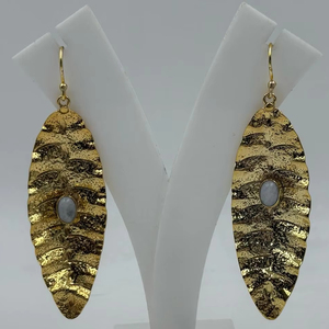 Pendientes minimalistas de perlas de ley chapadas en oro, accesorio de boda clásico y elegante para mujeres para fiestas y regalos - Product Image 1