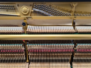 เปียโนยามานาส UX รุ่นท็อป สีดำ 88 คีย์ คีย์แบบถ่วงน้ำหนัก สไตล์คลาสสิก สีดำ ผิวไม้แท้ แผ่นเสียงไม้เนื้อแข็ง แบบตั้งพื้น - Product Image 3