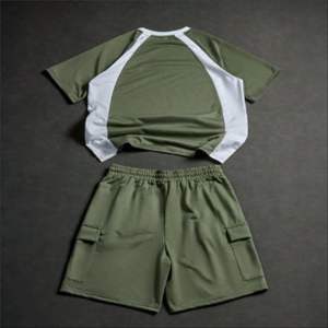 Camiseta Corta de Corte Cuadrado con Bolsillos Cargo, Diseño Personalizado, Transpirable, de Poliéster/Algodón, Estilo Urbano para Hombre, Conjunto de 2 Piezas - Product Image 2