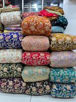 Tissu non tissé personnalisé imprimé et brodé Fendy, tricoté chaîne, anti-déchirure, respirant, antistatique, avec perles florales, pour le travail, les garçons, les filles et les mariages