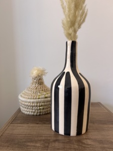 Jarrón de Cerámica Contemporáneo Tradicional a Rayas, Ecológico, Hecho a Mano, para Decoración de Mesa en Pascua y Bodas - Product Image 3