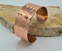 Bracelet manchette ouvert en cuivre gravé texturé et embossé fait main de luxe, bijou thérapeutique bien-être, cadeau