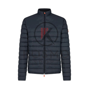 เสื้อแจ็คเก็ตพัฟเฟอร์ผู้ชายแบบมีฮู้ด คุณภาพพรีเมียม ระบายอากาศได้ดี สำหรับฤดูหนาว ผ้ากันลมคุณภาพสูง ทนทาน พร้อมโลโก้ด้านหน้า - Product Image 3