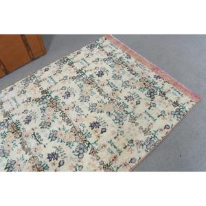 Tapis turc vintage 2,9x6,6 pieds, tapis en laine blanc avec accents de plantes et d'arbres - Product Image 5