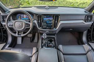 2023 pour V60 Recharge AWD Turbo Cuir R18 Faible Kilométrage Boîte Automatique Conduite à Gauche Essence/Pétrole Éclairci Condition - Product Image 5