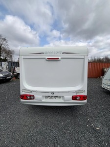 Mini caravana Swift Archway para 4 personas con cama fija y 4 camas individuales - Product Image 3