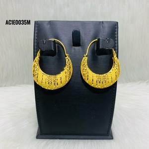 Boucles d'oreilles en laiton plaqué or d'un gramme Design de fleurs mignonnes Styles tendance pour les mariages Cadeaux de fiançailles - Product Image 1