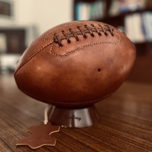 Ballon de football américain vintage des années 1900, en cuir patiné et bois restauré, ciré, taille 5, pour la maison, les fêtes, le sport en intérieur et la décoration. - Product Image 2