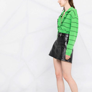 Shorts Clásicos de Cuero para Mujer con Construcción Duradera, Estilo Atemporal, Tejido Transpirable y Ecológico, Sensación Suave, Corte Regular - Product Image 4