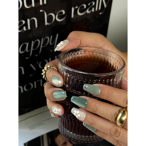 Uñas Postizas Daisy Meadow con Diseño Elegante para Entusiastas del Nail Art - Product Image 4