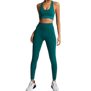Ensemble de yoga premium pour femmes avec matière légère et coupe flexible, idéal pour la maison, le studio et les séances d'exercice - Product Image 1