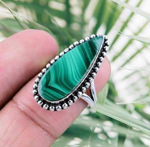 Bague classique pour femme en argent sterling 925 Malachite naturelle Pierres précieuses Coupe poire Lunette Réglage Nouveau Design pour les fêtes - Product Image 1