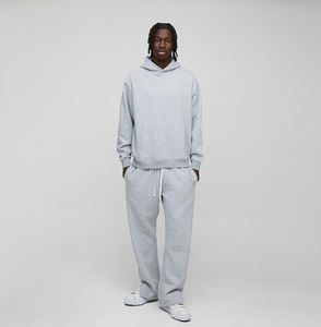 ชุดเซ็ตเสื้อฮู้ดดี้สีเทาสำหรับผู้ชาย ทรงโอเวอร์ไซส์ ผ้าฟลีซ สตรีทแวร์ ชุดลำลอง ชุดกีฬา สองชิ้น ใส่สบายในฤดูหนาว - Product Image 1