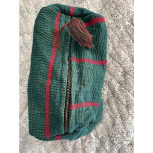 Pochette de maquillage vintage Kantha brodée de fleurs irlandaises, organiseur de cosmétiques, fermeture éclair, doublure imperméable durable, quatre compartiments - Product Image 1