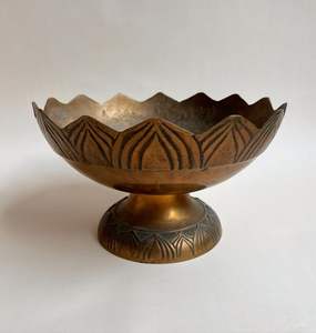 Cuenco de latón de estilo vintage con tallas ornamentadas y superficie pulida, ideal para la decoración de rituales tradicionales o configuraciones de habitaciones Puja - Product Image 5