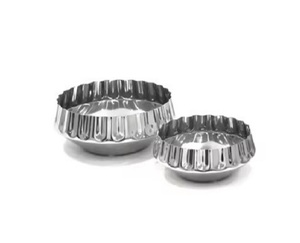 Bol décoratif de dattes en métal gaufré à motifs floraux argenté conçu pour les mariages somptueux, les rassemblements culturels et les occasions festives - Product Image 1