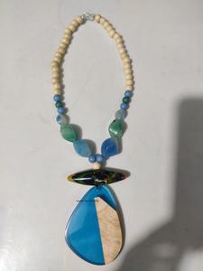 Collar con cuentas de resina hecho a mano para mujeres y niñas, diseño personalizable con forma de gota de agua y cadena de cuerda - Product Image 6