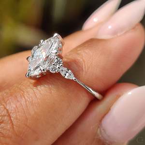 Anillo de Compromiso con Diamante Marquise Cultivado en Laboratorio, Certificado IGI, Claridad VS, 1.00-2.00 CT, Engaste Muse - Elegante y Lujoso - Product Image 4