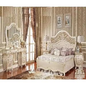 Juego de Muebles de Dormitorio Estilo Victoriano Francés en Color Blanco Dorado, Aspecto Clásico Crema, Tallado, Hecho en EE. UU. - Product Image 1