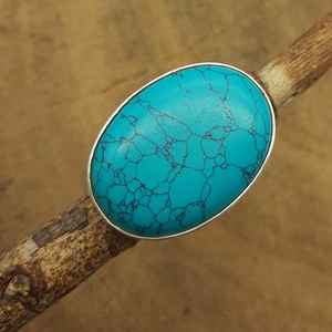 Anillo de cabujón turquesa de howlita gruesa elegante artesanía artesanal bohemia de plata sólida con perla y diamante para boda - Product Image 4