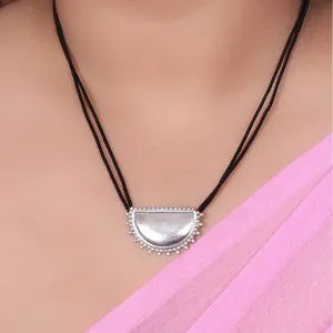 Collar con Colgante de Luna Creciente Plateada Contemporánea para Joyería de Moda Femenina - Product Image 1
