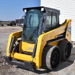 Cargadora compacta usada Gehl R220 de 2 toneladas con bomba hidráulica Denison, año 2001, origen EE. UU., probada e inspeccionada, en venta. - Product Image 2