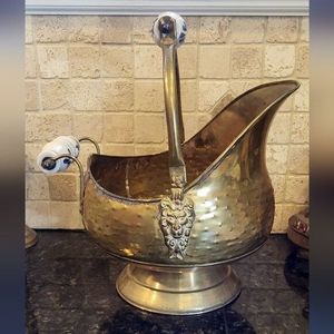 Seau à charbon en laiton décoratif antique avec poignée pour stocker le charbon de cheminée dans un style de décoration intérieure vintage traditionnel - Product Image 1