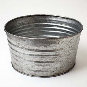 Cesta de árbol de aluminio hecha a mano con bordes en relieve, diseñada para mejorar la decoración navideña de lujo con detalles de primera calidad. - Product Image 4