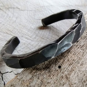 Bracelets en acier forgé à la main pour hommes, conception OEM personnalisée, taille adulte/Bracelets en acier forgé à la main de haute qualité - Product Image 3