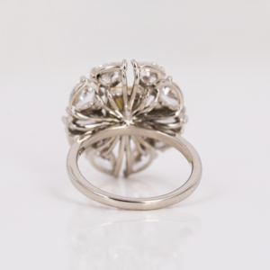Bague de fiançailles en or massif 18 carats avec diamant de laboratoire jaune taille radiant en forme de fleur et diamant poire EF – Cadeau luxueux pour femme - Product Image 3