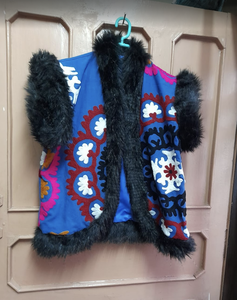 Chaleco Rosa con Bordado y Adorno de Piel, Diseño Floral, Estilo Bohemio Hecho a Mano, Ropa de Invierno - Product Image 4