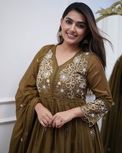 Soie de coton de créateur exclusif de qualité supérieure brodée avec pantalon Kurti à bordure en dentelle Chikan et Dupatta - Product Image 2