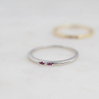 Anillo Unisex Cristiano Minimalista de Plata de Ley 925 Maciza con Baño de Oro de 14K y Rubí de Corte Brillante Engastado en Puntas, Tipo Eternity