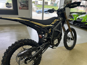 Motocicleta eléctrica todoterreno Sur Ron Ultra Bee completamente negra - Product Image 6