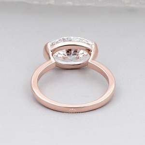 Bague de fiançailles ovale certifiée IGI, style East West, avec diamant de laboratoire demi-sertie en clos - Product Image 4