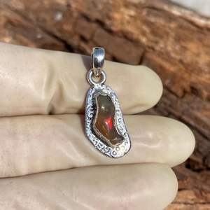 Pendentif en opale brute fait main, argent sterling 925, pierre précieuse unique, bijou fantaisie tendance, cadeau pour femme et homme - Product Image 1