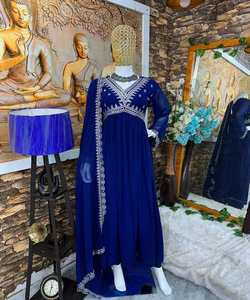 Fusion de mode: Style pakistanais Salwar Kameez - Fusion de styles traditionnels et modernes, créant une mode chic et élégante - Product Image 3