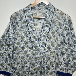 เดรสยาวพิมพ์ลายดอกไม้หลากสีผ้าฝ้ายพรีเมียมสำหรับผู้หญิง คอวี แขนสามส่วน สไตล์ชาติพันธุ์ ดีไซน์เนอร์คุรตี - Product Image 4