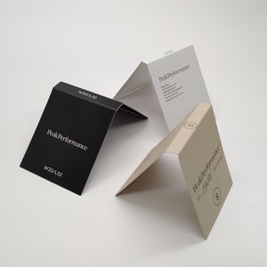 Étiquette de taille personnalisée avec impression offset à effet surélevé brillant avec logo UV en relief en relief avec contenu de taille pour les vêtements de marque de vêtement - Product Image 1